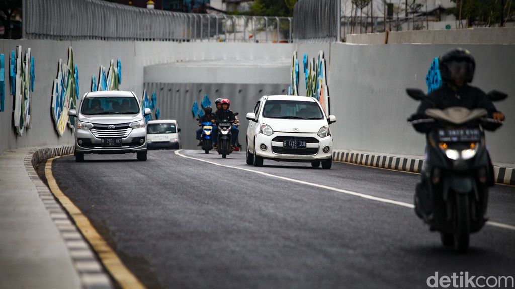 Pengendara sudah bisa melintasi Underpass Dewi Sartika di Kota Depok, Jawa Barat. Kini, pengguna jalan tidak perlu bermacet ria melewati perlintasan rel kereta.