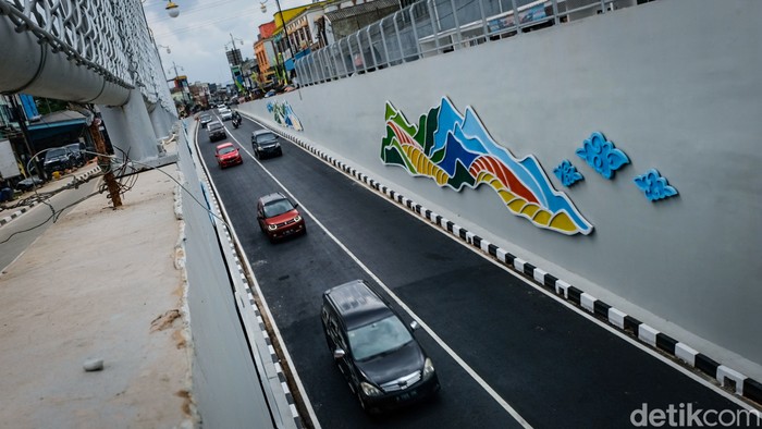 Pengendara sudah bisa melintasi Underpass Dewi Sartika di Kota Depok, Jawa Barat. Kini, pengguna jalan tidak perlu bermacet ria melewati perlintasan rel kereta.