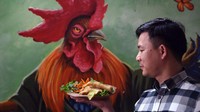 Koki membawa hidangan kaki ayam Dong Tao yang telah disiapkan di restoran mewah di Hanoi.  