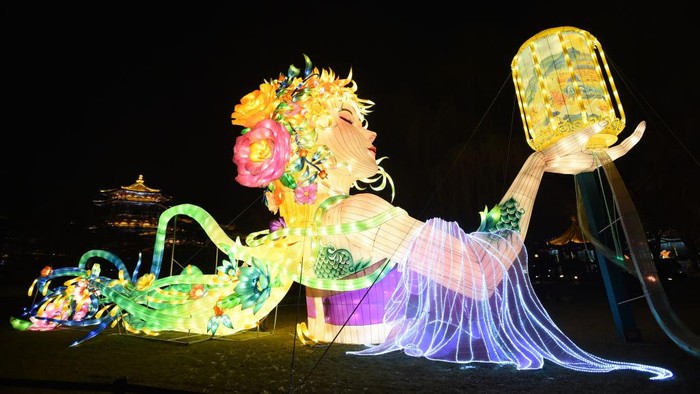 Tahun Baru Imlek selalu ditunggu-tunggu bagi orang Tionghoa. Termasuk cahaya warna-warni lampion yang menghiasi sejumlah kota di China.