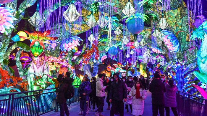 Tahun Baru Imlek selalu ditunggu-tunggu bagi orang Tionghoa. Termasuk cahaya warna-warni lampion yang menghiasi sejumlah kota di China.