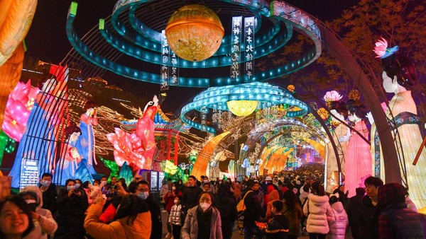 Menyambut Tahun Baru Imlek, berbagai kota di China mulai dipasang lampion. 