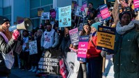 Perawat dari Royal College of Nursing menggelar demo untuk meminta kenaikan gaji yang lebih tinggi. Chris J. Ratcliffe/Getty Images