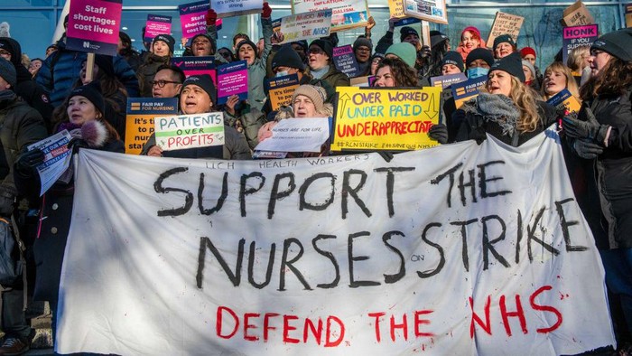 Para perawat di London emnggelar demo besar-besaran dan mogok kerja. Aksi tersebut dilakukan untuk menuntut kenaikan gaji yang lebih tinggi.