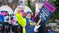 Hal ini juga membuat mereka mengabaikan sejumlah orang yang meninggal di National Health Service Inggris. Dominic Lipinski/Getty Images