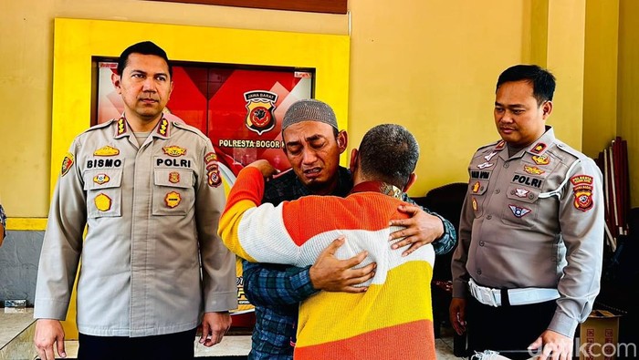 Momen haru perdamaian sopir truk yang tabrak tewas ABG bikin konten penghadangan saat meminta maaf kepada ayah korban di Mapolresta Bogor Kota