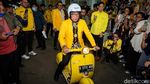 Momen Ridwan Kamil Naik Vespa Kuning Usai Gabung Golkar
