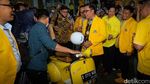 Momen Ridwan Kamil Naik Vespa Kuning Usai Gabung Golkar