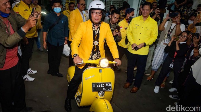 Gubernur Jawa Barat Ridwan Kamil resmi bergabung ke Partai Golkar. Sesaat sebelum pulang, Ridwan Kamil menunggangi Vespa kuning.