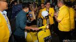 Momen Ridwan Kamil Naik Vespa Kuning Usai Gabung Golkar