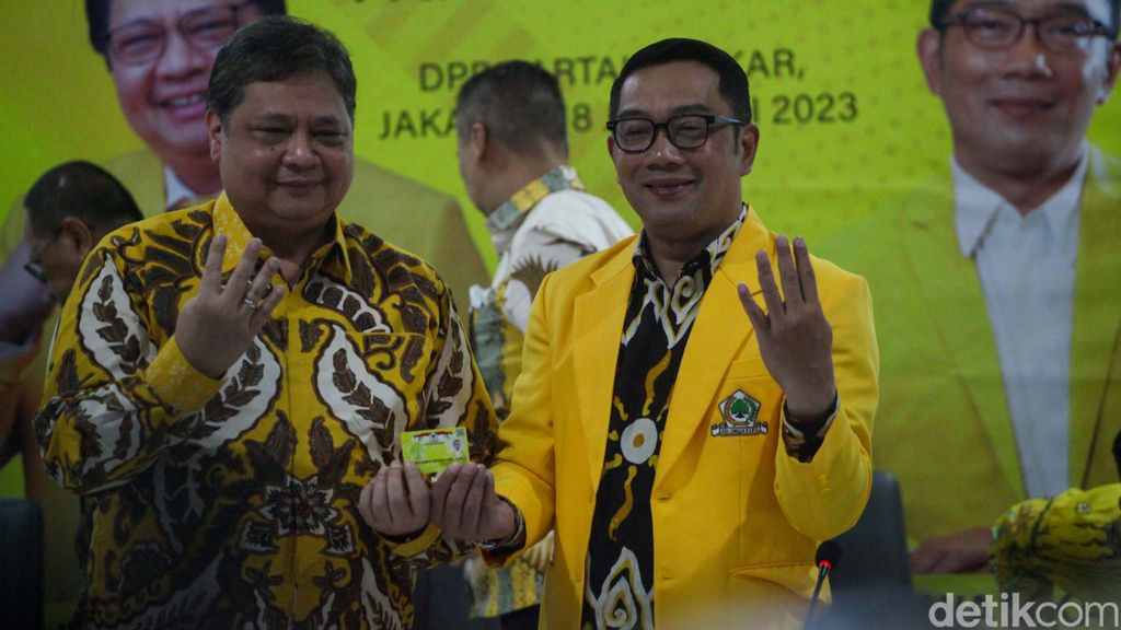 Gubernur Jawa Barat Ridwan Kamil resmi bergabung ke Partai Golkar. Sesaat sebelum pulang, Ridwan Kamil menunggangi Vespa kuning.