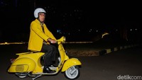 Ridwan Kamil menaiki Vespa kuning usai berkunjung ke kantor DPP Partai Golkar, Jakarta Barat, Rabu (18/1/2023).