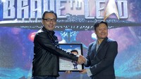 Presiden Direktur Sinarmas MSIG Life Wianto Chen bersama International Speaker Gan Chin Soon mengukuhkan pertumbuhan bisnis keagenan yang berkelanjutan Sinarmas MSIG Life, dengan menggelar Agency Kick-Off 2023 di Yogyakarta.