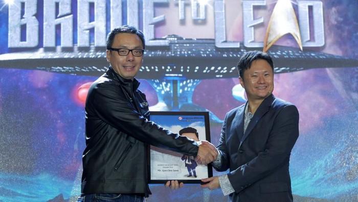 MSIG Life Gelar Agency Kick-Off 2023 Presiden Direktur Sinarmas MSIG Life Wianto Chen (kiri) bersama Gan Chin Soon, International Speaker. Mengukuhkan pertumbuhan bisnis keagenan yang berkelanjutan, Sinarmas MSIG Life memulai tahun 2023 dengan menggelar Agency Kick-Off 2023 pekan kemarin di Yogyakarta. Mengusung tema “Brave to Lead”, Sinarmas MSIG Life menegaskan komitmen sebagai mitra sekaligus penasihat finansial yang memudahkan Nasabah menjalankan rencana finansial secara lebih baik sesuai kebutuhan. Perusahaan juga senantiasa mendorong transformasi dari sisi bisnis dan digital untuk semakin berani memimpin market dengan inovasi, memberi kemudahan bagi Nasabah dan Tenaga Pemasar dalam berasuransi.