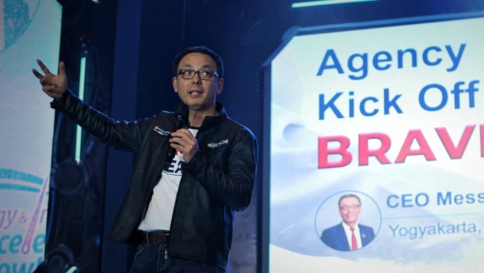 MSIG Life Gelar Agency Kick-Off 2023 Presiden Direktur Sinarmas MSIG Life Wianto Chen (kiri) bersama Gan Chin Soon, International Speaker. Mengukuhkan pertumbuhan bisnis keagenan yang berkelanjutan, Sinarmas MSIG Life memulai tahun 2023 dengan menggelar Agency Kick-Off 2023 pekan kemarin di Yogyakarta. Mengusung tema “Brave to Lead”, Sinarmas MSIG Life menegaskan komitmen sebagai mitra sekaligus penasihat finansial yang memudahkan Nasabah menjalankan rencana finansial secara lebih baik sesuai kebutuhan. Perusahaan juga senantiasa mendorong transformasi dari sisi bisnis dan digital untuk semakin berani memimpin market dengan inovasi, memberi kemudahan bagi Nasabah dan Tenaga Pemasar dalam berasuransi.