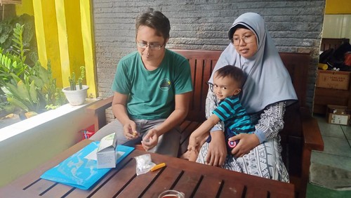 Muhammad Yahya Al-Rasyid pengidap penyakit Growth Hormone Deficiency bersama kedua orang tuanya, Rabu (18/1/2023). (I Putu Adi Budiastrawan/detikBali)