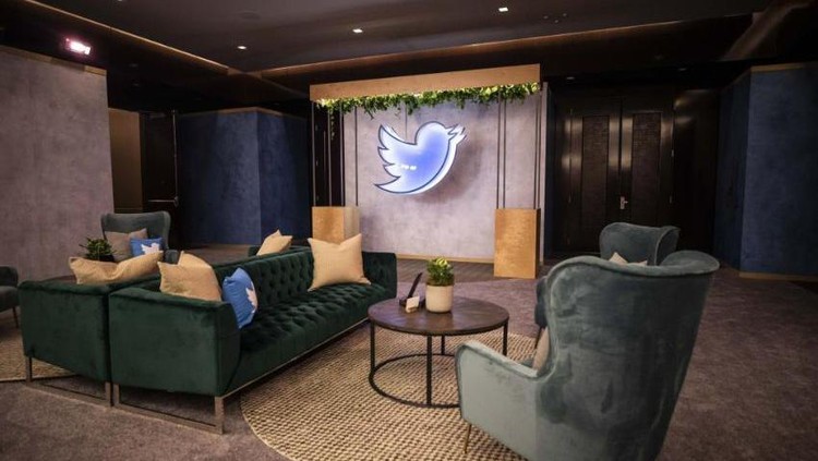 Neon sign logo Twitter Twitter lelang ratusan perabotan kantor, termasuk neon sign logo Twitter