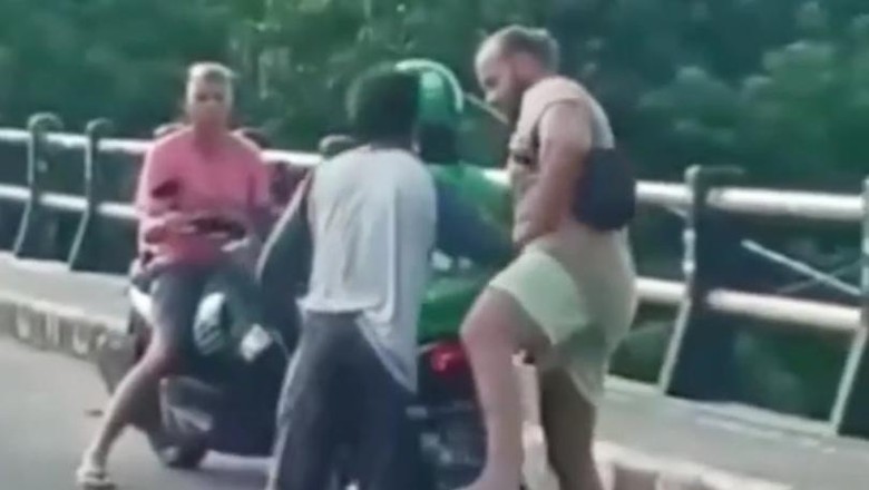 Ojol Dihadang Opang Tangkapan layar dugaan penghadangan oknum ojek pangkalan terhadap turis bule yang naik Ojol di Uluwatu, Bali, beberapa waktu lalu.