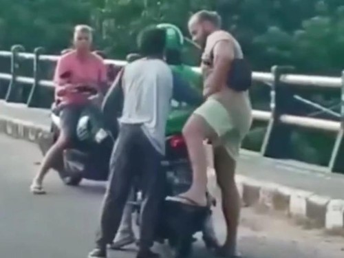 Tangkapan layar dugaan penghadangan oknum ojek pangkalan terhadap turis bule yang naik Ojol di Uluwatu, Bali, beberapa waktu lalu.