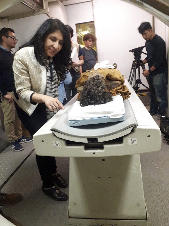 Paleoradiologis Sahar Saleem memindai mumi para firaun