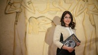 Dokter Saleem memegang buku yang ditulisnya bersama Zahi Hawass, mantan Menteri Kepurbakalaan Mesir berjudul: Scanning the Pharaohs: CT Imaging of the New Kingdom Royal Mummies. Buku tersebut berisi hasil Proyek Mumi Mesir Hawass & Saleem, yang meneliti 25 mumi kerajaan Kerajaan Baru paling terkenal (abad 16-11 SM) yang disimpan di Museum Mesir di Kairo.Dokter Saleem juga menjabat sebagai anggota komite Kementerian Purbakala, yang merancang pameran di museum Mesir, dan membantu mendidik ahli radiologi dan masyarakat umum tentang paleoradiologi. Dia sekarang adalah kepala Sekolah Radiologi Mesir, sebuah organisasi pendidikan nirlaba untuk ahli radiologi, radiografer, dan petugas kesehatan lainnya. (Foto: Sahar Saleem via saharsaleem.net)