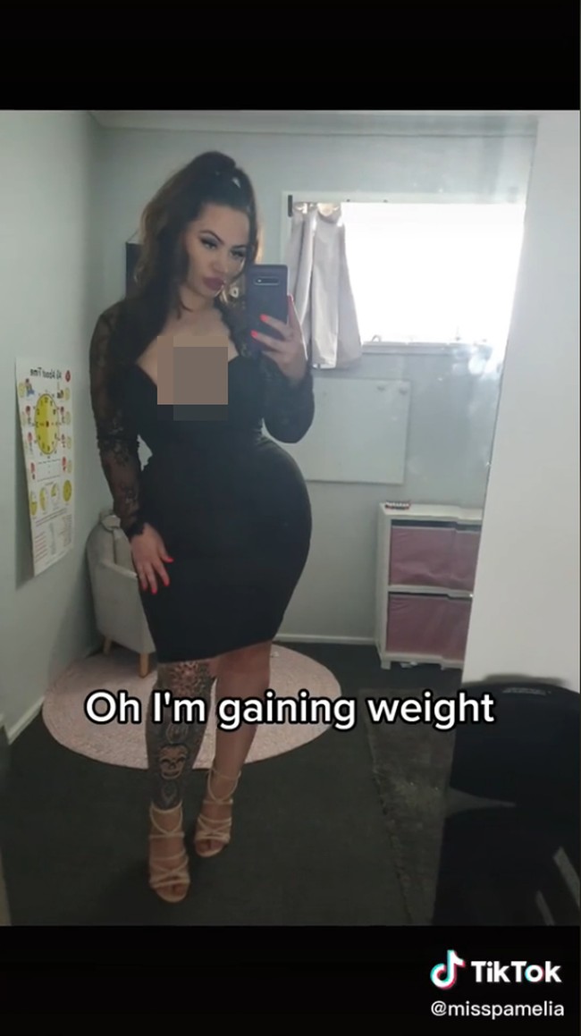 Jika tidak ingin rasa sakitnya bertambah parah, Pamelia disarankan untuk melakukan operasi pengecilan payudara tahun ini tapi ada kemungkinan ukurannya akan kembali lagi.Foto: TikTok Pamelia J
