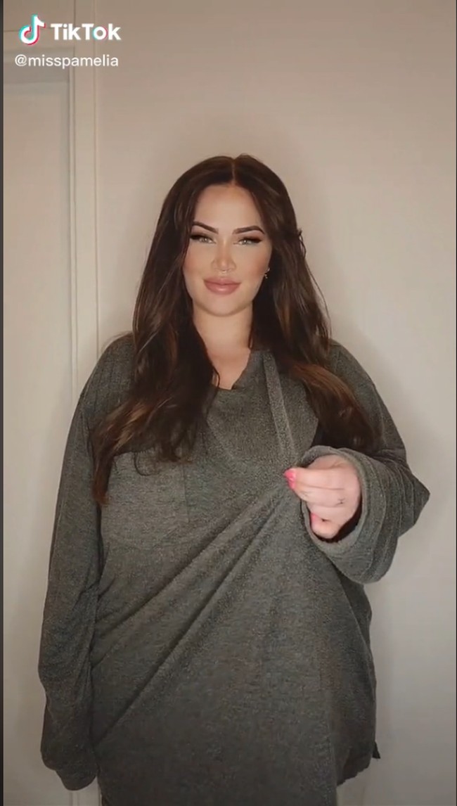 Pamelia J didiagnosa mengalami gigantomastia, sebuah kondisi langka yang membuat dadanya bertambah besar karena pertumbuhan jaringan yang berlebihan. Foto: TikTok Pamelia J