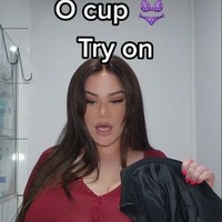 Tentu ada komentar jahat tapi kebanyakan aku merasa itu membuka mata orang mengenai gigantomastia, kondisi yang sangat langka, jadi kebanyakan orang tidak tahu. Aku orang melakukan riset sebelum berkomentar tentang penampilanku. Tida nyaman dan tidak mudah mengidap gigantomastia, kata Pamelia. Foto: TikTok Pamelia J