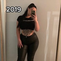 Begini penampilan awalnya ketika belum mengalami pembesaran payudara.Wanita asal Australia itu belakangan aktif di TikTok untuk mengedukasi orang-orang dan meningkatkan kesadaran akan kondisi langka tersebut. Meski cukup tampak percaya diri tampil di media sosial, Pamelia J mengaku merasakan gangguan baik secara fisik maupun mental. Karena sering dipandangi orang di jalan, Pamelia kini lebih banyak memilih untuk tinggal di rumah.Foto: TikTok Pamelia J