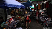 Umat Tionghoa di kawasan Jakarta Utara mengandalkan Pasar Teluk Gong untuk memenuhi kebutuhan jelang perayaan Imlek.