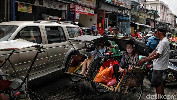 Kawasan Pasar Teluk Gong, Penjaringan, Jakarta Utara, ramai diserbu umat Tionghoa jelang perayaan Imlek. Yuk, intip foto-fotonya.