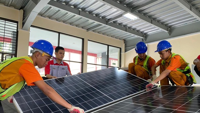 Pemasangan Panel Surya