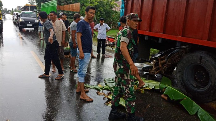 Pemotor di Bone, Sulsel tewas tabrak truk yang sedang parkir saat hujan.