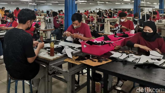 Industri Kecil dan Menengah (IKM) asal Bandung, PT Venamon menjadi salah satu produsen sepatu terkemuka. Pabrik ini bahkan memasuk sepatu tentara Brunei Darussalam.