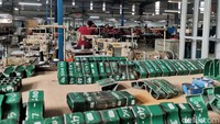 Menurutnya pemesanan sepatu militer tidak bisa langsung ke PT Venamon, melainkan harus melalui distributor. Yang di AS itu adalah distributor, mereka ada toko peralatan seragam pesan kekita. Tapi kalau militernya langsung ke kita pasti nggak bisa, imbuhnya.
