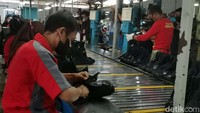 Adapun jenis sepatu yang diekspor ke masing-masing negara berbeda. Sepatu yang diekspor ke AS adalah Oxford Dress Shoes, ke Brunei DMS Boot, ke Malaysia Combat Boot, dan ke Afrika adalah Desert Boot.