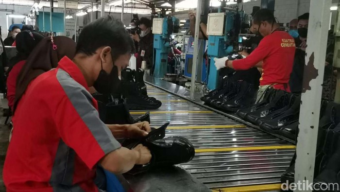 Industri Kecil dan Menengah (IKM) asal Bandung, PT Venamon menjadi salah satu produsen sepatu terkemuka. Pabrik ini bahkan memasuk sepatu tentara Brunei Darussalam.