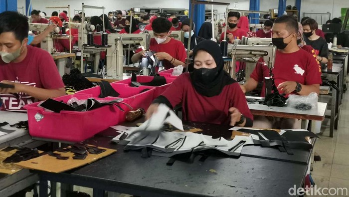 Industri Kecil dan Menengah (IKM) asal Bandung, PT Venamon menjadi salah satu produsen sepatu terkemuka. Pabrik ini bahkan memasuk sepatu tentara Brunei Darussalam.