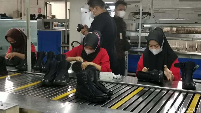 Penampakan Pabrik Sepatu Bandung yang Pasok Tentara Brunei Industri Kecil dan Menengah (IKM) asal Bandung, PT Venamon menjadi salah satu produsen sepatu terkemuka. Pabrik ini bahkan memasuk sepatu tentara Brunei Darussalam.