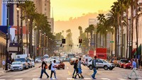 Kini Hollywood Boulevard tanpa papan iklan. Dengan pohon palem yang menghiasi jalan ini, Hollywood tampak lebih ramah ya? Foto: Boredpanda/House Fresh