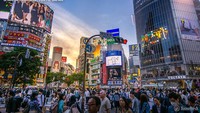 Ini adalah penampakan Shibuya Crossing di Tokyo yang penuh dengan papan reklame. Foto: Boredpanda/House Fresh