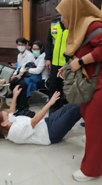 Pengunjung sidang Eliezer berdesakan masuk ruang sidang (Wilda-detikcom)
