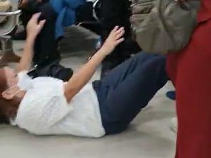 Momen Emak-emak Ngebet Nonton Sidang Eliezer Sampai Jatuh!