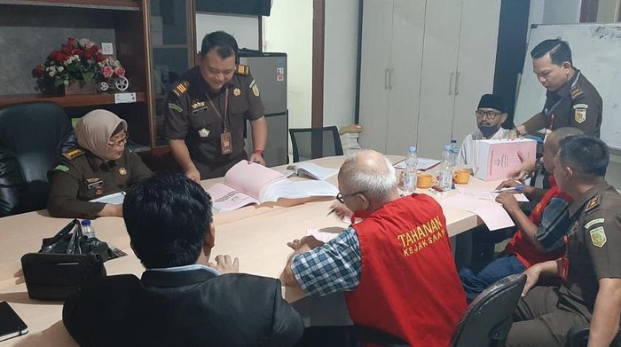 Penyerahan tersangka dan barang bukti kasus mafia tanah di Kantor BPN Kabupaten Lebak.