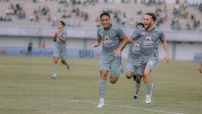 Laga Persita vs Persebaya berakhir dengan skor 0-5 untuk kemenangan tim berjuluk Bajul Ijo. Berikut komentar Pelatih Persebaya Aji Santoso mengenai kemenangan tersebut.