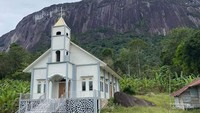 Meskipun namanya bukit namun penampakan asli nya adalah batu besar.