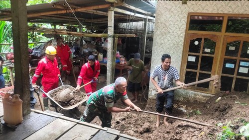 Petugas BPBD Kabupaten Karangasem bersama warga saat melakukan penanganan tanah longsor yang menimpa rumah warga di Banjar Dinas Pateh, Desa Duda Timur, Selat, Karangasem, Rabu (18/1/2023). (Istimewa)