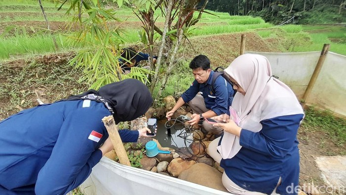 Petugas dari Badan Geologi mengecek kualitas air dari mata air di Ciuyah, Sumedang