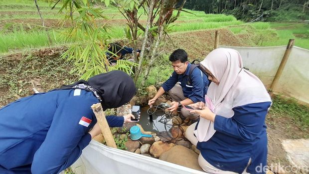 Petugas dari Badan Geologi mengecek kualitas air dari mata air di Ciuyah, Sumedang