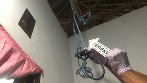 Petugas Polsek Karangasem saat melakukan identifikasi terhadap  IMAD yang tewas gantung diri di kamar tidur, Selasa (17/1/2023).